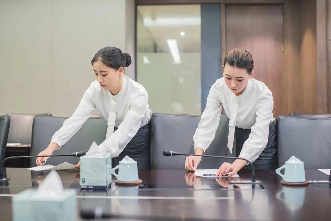 恒基旭辉中心商办物业服务中心荣获2022上海市工人先锋号 卓越团队，专业会务服务的典范